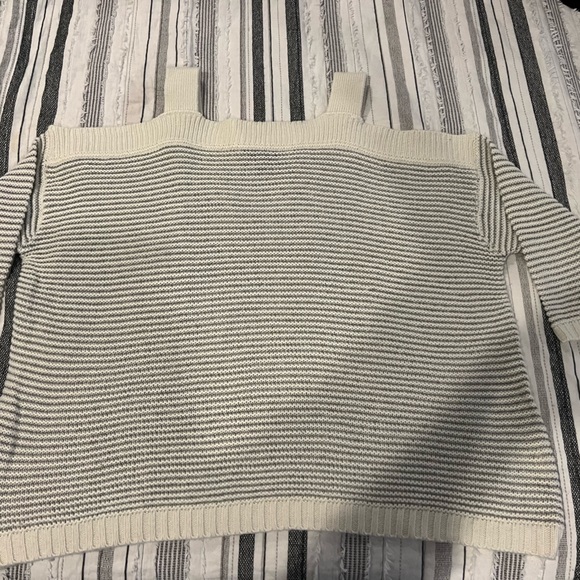 Jessica Simpson sweater, cold shoulder cream with gray stripes, size 1X - Picture 1 of 3